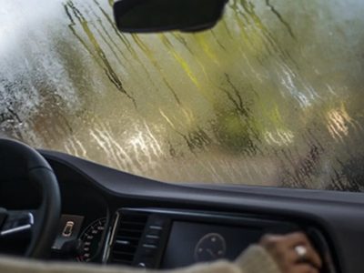 Que la humedad no te gane: el tip para que los vidrios de tu auto no se empañen más desde adentro