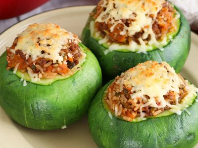 Si ya no se te ocurre qué cocinar a la noche, prepará estos zapallitos rellenos con queso y pollo