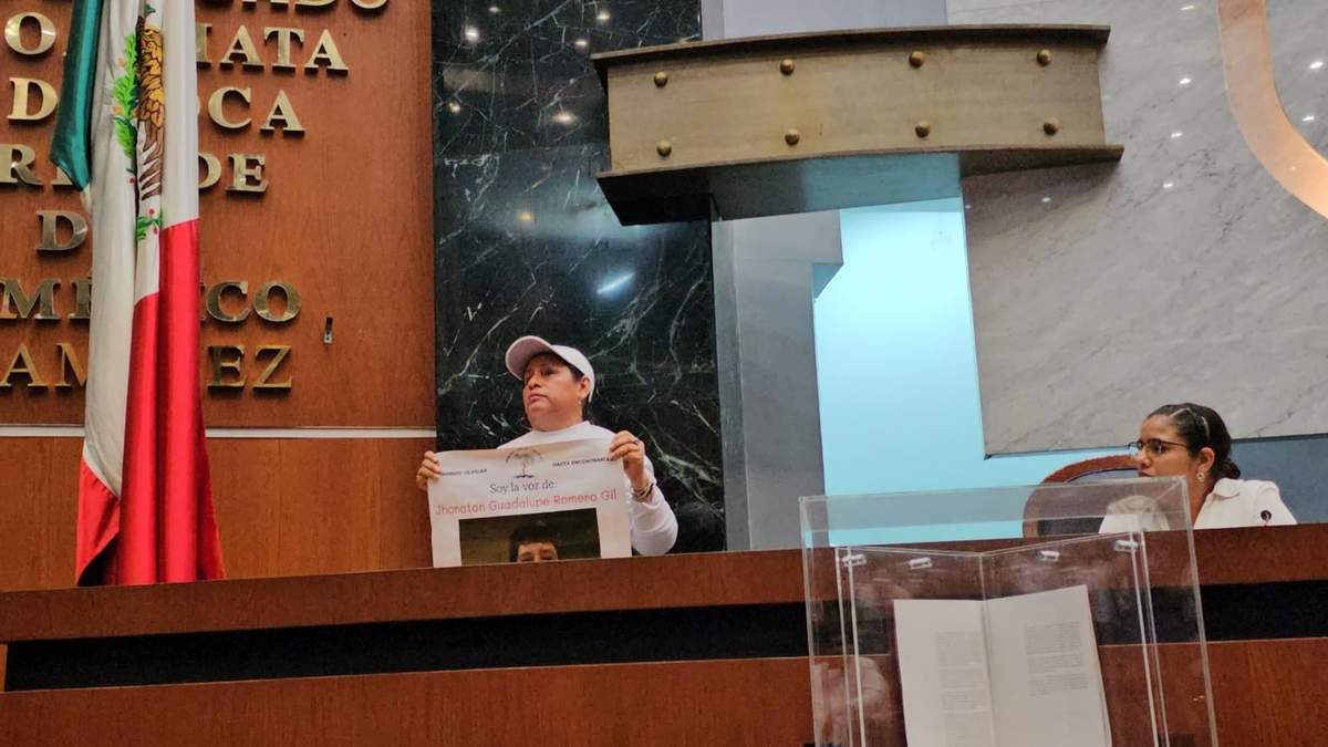 Madre buscadora increpa a diputados locales en el Congreso de Guerrero por crisis de desaparecidos en el estado