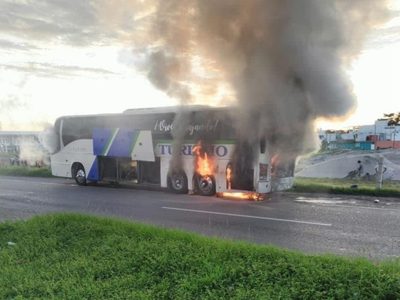 Autobús del equipo infantil de futbol Toritos F.C. se incendia en Tabasco