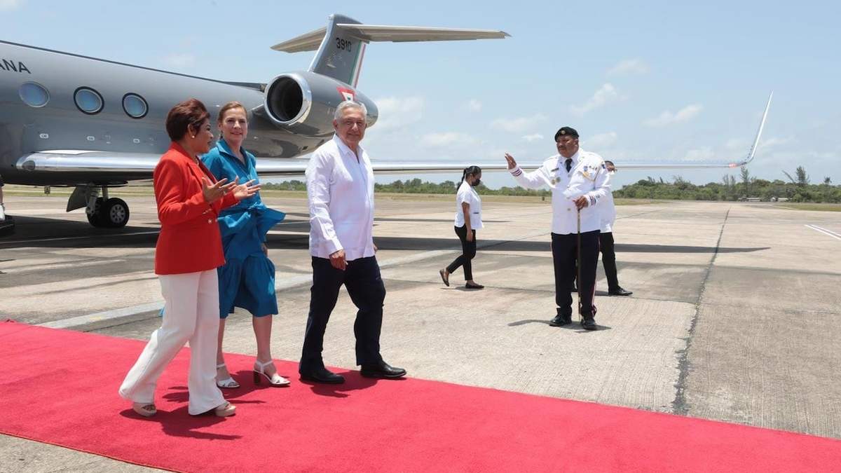 El presidente López Obrador, a su llegada a Belice el 7 de mayo