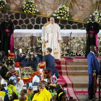 En Camerún, el papa arremete contra los “tiranos” que devastan la Tierra con guerra y explotación
