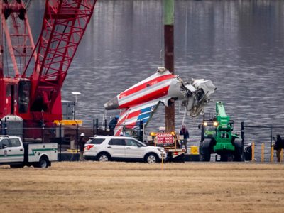 Tripulación de helicóptero que chocó con avión quizá no escuchó instrucción de la torre
