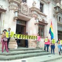 Comunidad gay clausura puertas de palacio en Guanajuato