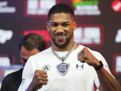El boxeador Anthony Joshua permanecerá en Nigeria para recuperarse de su accidente automovilístico