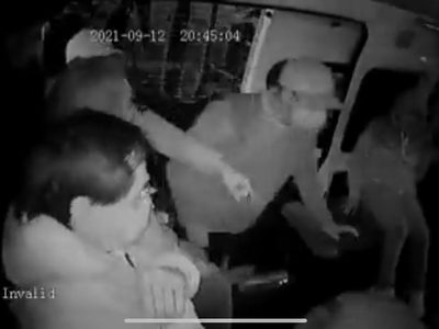 "¡Oye! ¡Que no!", mujer se resiste y enfrenta a ladrón de una combi en Nezahualcóyotl