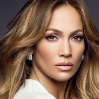 ¿Fue un descuido? A Jlo se le bajan los pantalones en la calle y esta foto revela lo que deja ve
