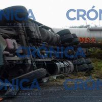 Cierran vía en Campeche tras volcar pipa cargada de turbosina