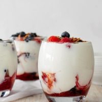 Yogurt griego con colchón de frutos rojos: sin yogurtera y con un resultado ultracremoso, la receta que es un 10