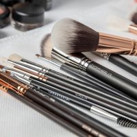 Decile chau al delineado negro: el truco de maquillaje con eyeliner que abre la mirada al instante