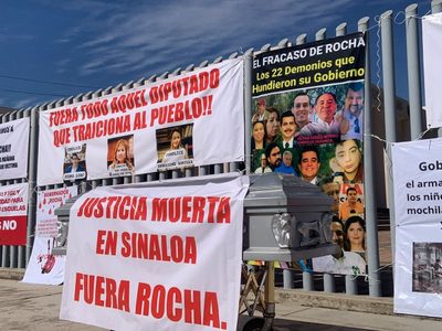 Ciudadanos irrumpen en el Congreso de Sinaloa en protesta contra Rocha Moya