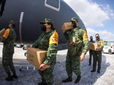 Ebrard destaca el envío de ayuda humanitaria; calla sobre el intercambio con el Parlamento Europeo