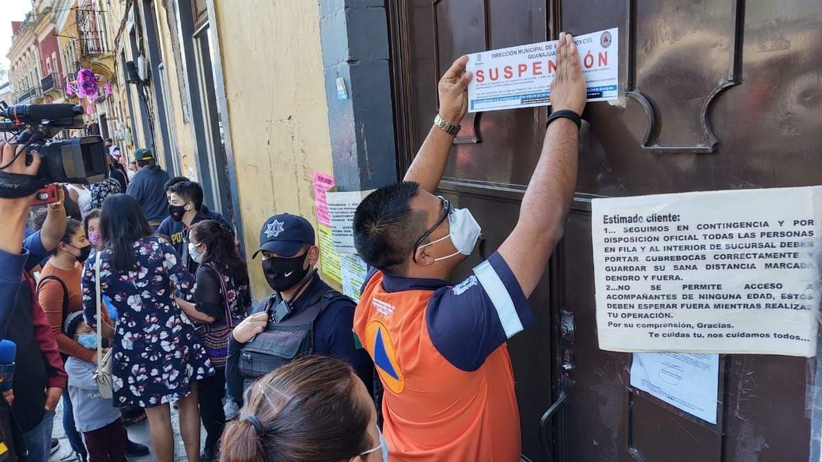 Autoridades municipales colocaron los sellos de clausura en las dos sucursales de Elektra en Guanajuato