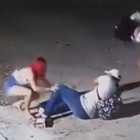 Se hace viral un video que muestra a mujeres fingir estar tomadas para robar a un sujeto