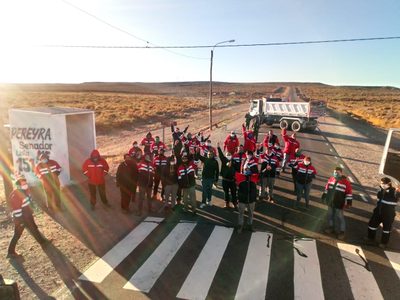 Los mineros permanecen en la ruta 22 y esperan respuestas del gobierno provincial