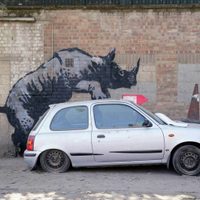 Bansky pinta un rinoceronte aplastando un automóvil en Londres
