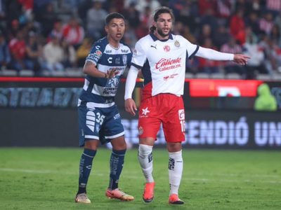 Con entrenador interino, Chivas regresa a la senda del triunfo en México, con 2-0 a Pachuca
