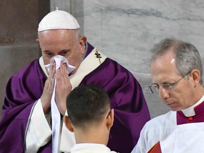 ¿El papa Francisco tiene coronavirus? Suspendió una misa por una “leve indisposición”