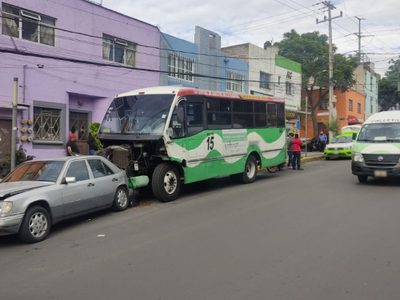 Autobús sin frenos choca contra 6 automóviles; hay 15 lesionados