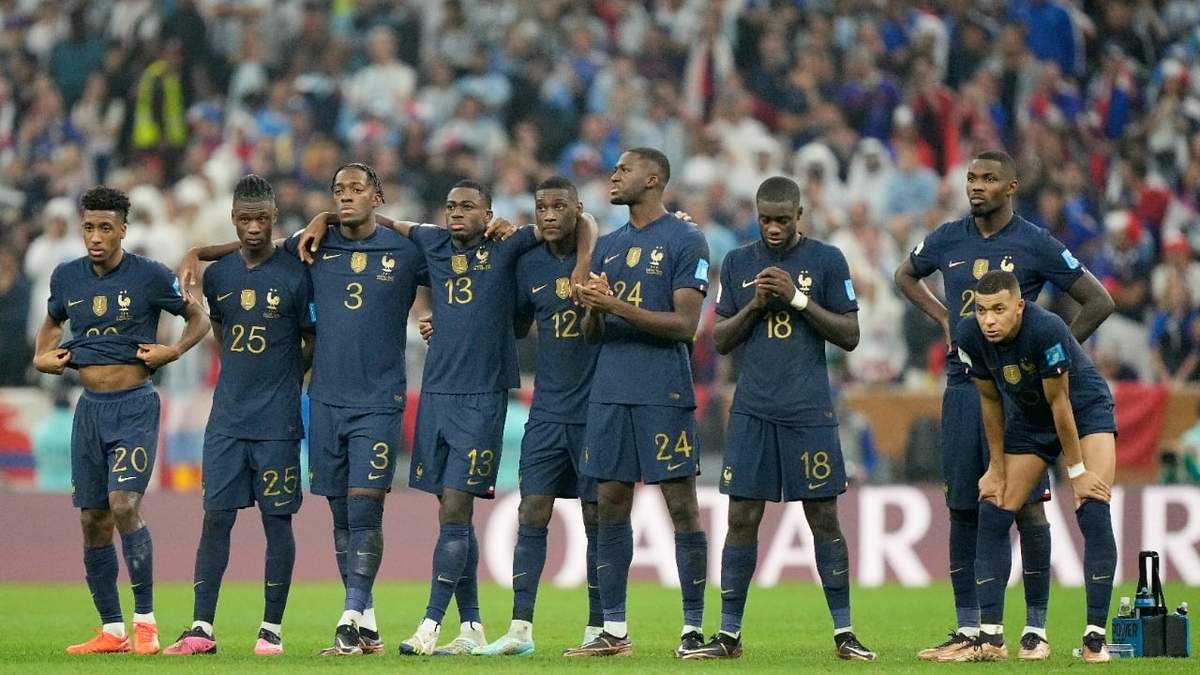 Jugadores de Francia durante una tanda de penales al final del partido de fútbol final de la Copa del Mundo entre Argentina y Francia en el Estadio Lusail en Lusail, Qatar