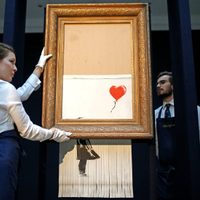 La autodestruida obra de Banksy, niña con globo rojo, volverá a ser subastada