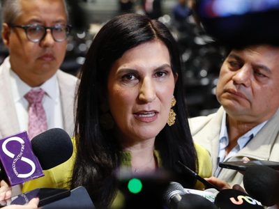 Kenia López Rabadán pide prisión oficiosa al gobernador morenista Rubén Rocha Moya