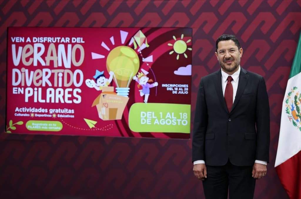 Martí Batres en el anuncio del programa