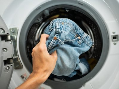 Consejo de las abuelas: así tenés que lavar los jeans si querés que duren mucho más tiempo
