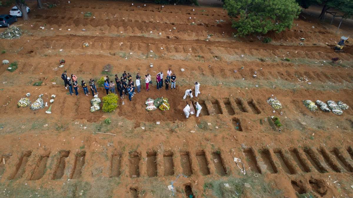 Funeral de una persona fallecida por covid-19 en el cementerio de Vila Formosa en Sao Paulo, Brasil