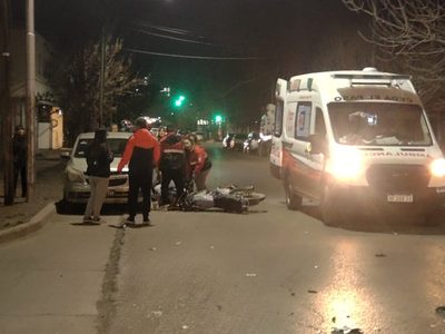 Siniestro vial: una motociclista fue hospitalizada tras chocar contra un auto en Neuquén