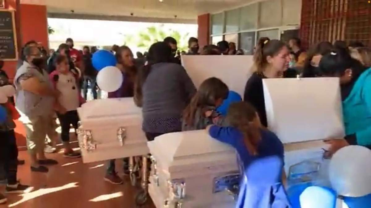 Los ataúdes fueron llevados por familiares de las víctimas al Palacio Municipal para exigir justicia