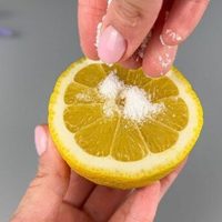 Ritual de protección: el truco con limón y sal que transforma tu energía en una semana