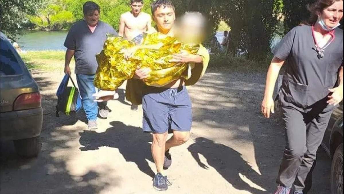 Bomberos voluntarios protagonizaron el dramático rescate del joven y el niño en el Chimehuín. Fuente: (RSM)