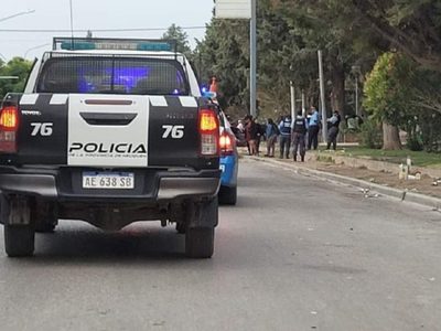 Madrugada de caos y disturbios en un barrio de Centenario
