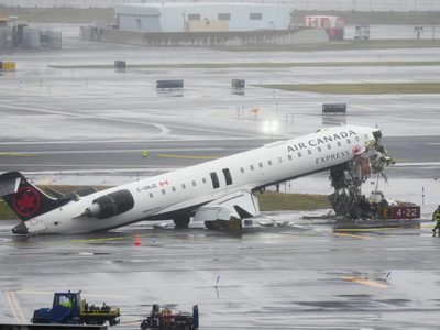 Avión choca con camión de bomberos en pista de aterrizaje en aeropuerto de NY; dos pilotos murieron