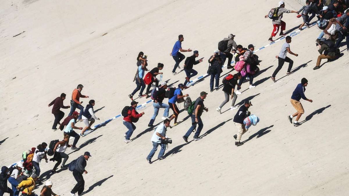 Los migrantes debían quedarse en los centros de acogida para ver si presentaban síntomas de coronavirus. Fuente: (Twitter)