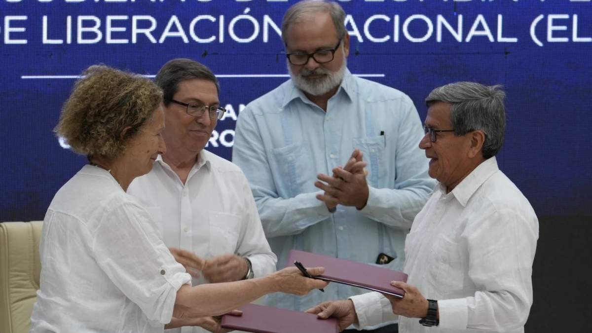 Colombia suspende diálogos de paz con rebeldes del ELN y los acusa de crímenes de guerra