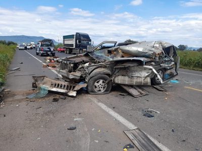 Camión con jornaleros a bordo choca contra camioneta; hay 24 heridos y un muerto