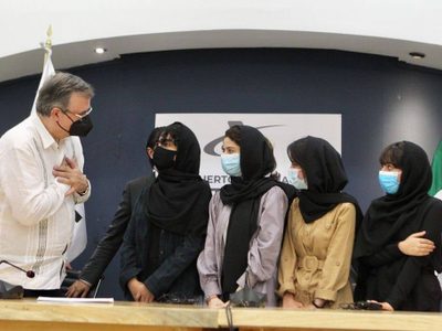 México recibe a cinco jóvenes afganas que huyeron de su país; "están en su casa": Ebrard