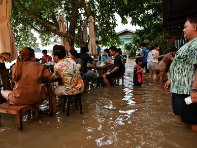 De la adversidad al éxito: un restaurante que se inunda es furor en Tailandia
