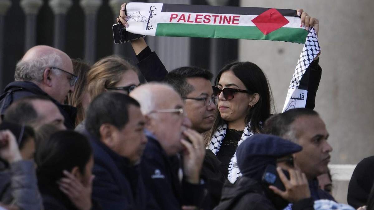 Miembros de la comunidad palestina asisten a la audiencia general del papa Francisco en la plaza de San Pedro del Vaticano