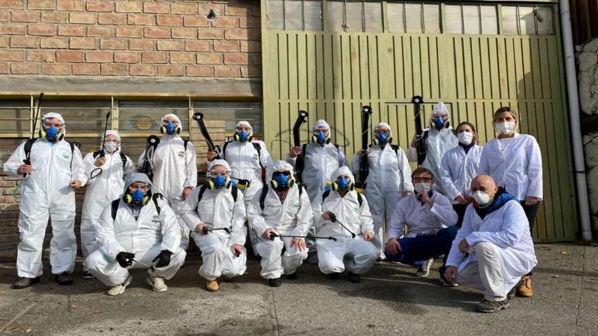 Trabajadores del Turismo ahora hacen desinfecciones. Fuente: (Twitter)