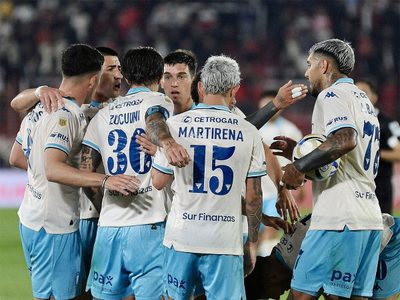Racing triunfó en Huracán y acortó distancias con el Globo