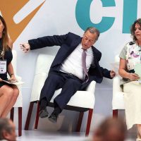 Burlarse de sí mismo, la nueva estrategia de campaña de Meade (Videos)