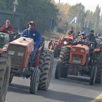Los productores vuelven a subir a las rutas con sus tractores para reclamar acompañamiento oficial