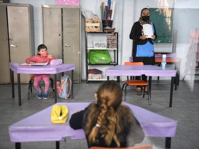 Reportan "esporádicos" casos de contagio de covid-19 entre profesores y alumnos en CDMX