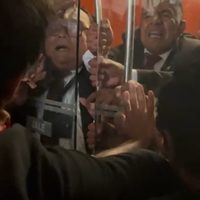 Video: Así irrumpieron manifestantes para reventar la sesión en el Senado