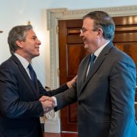 Ebrard se hace prueba PCR tras reunión con Blinken, quien dio positivo a covid-19