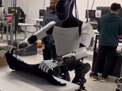 Elon Musk presume en X su mejorado robot Optimus (videos)