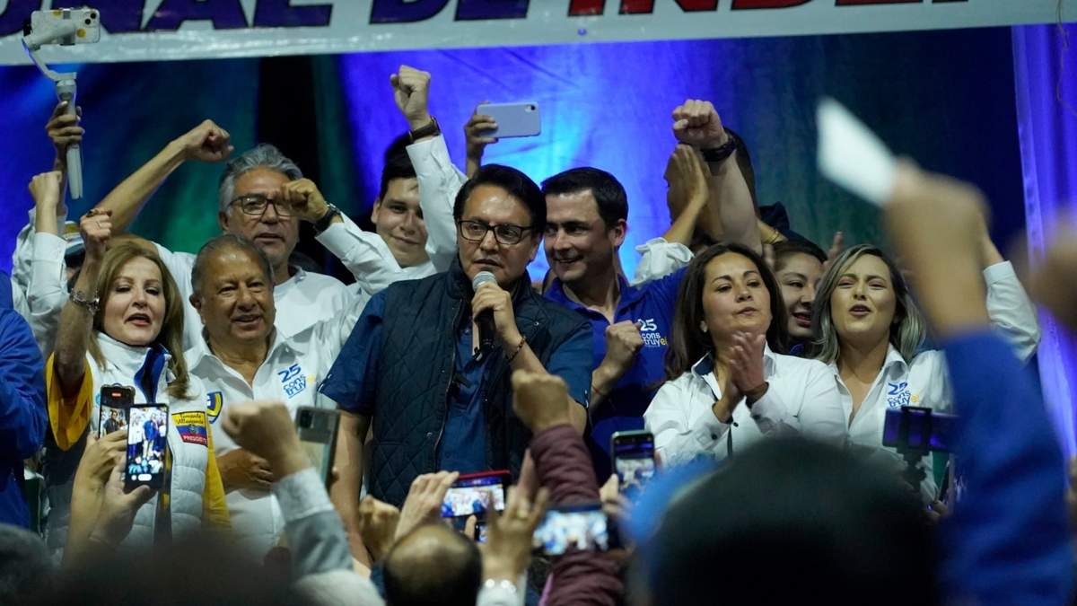 Fernando Villavicencio durante su intervención en un acto electoral en un colegio minutos antes de que fuera asesinado